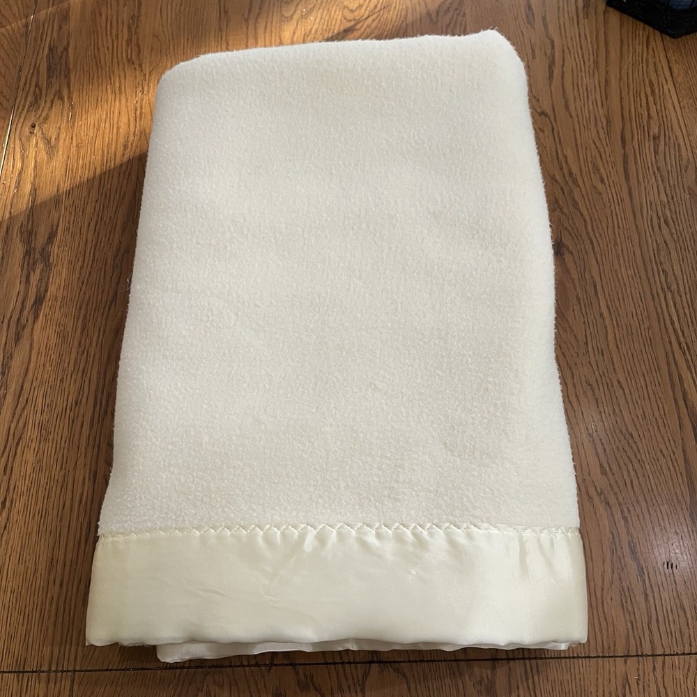 Vintage Fieldcrest Ivory Blanket Satin Trim Full/Double